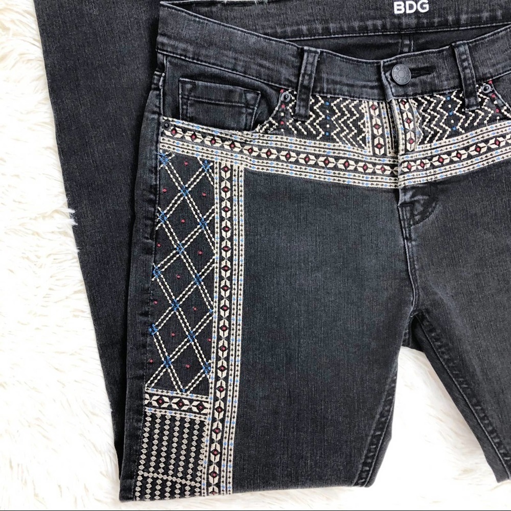 BDG Mid Rise Twig Ankle Skinny Jeans Embroidered Black Denim 29W 29L - Picture 3 of 16